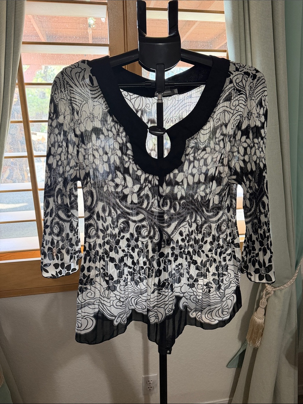 dressbarn Black and White Patterned Scoop Neck Blouse